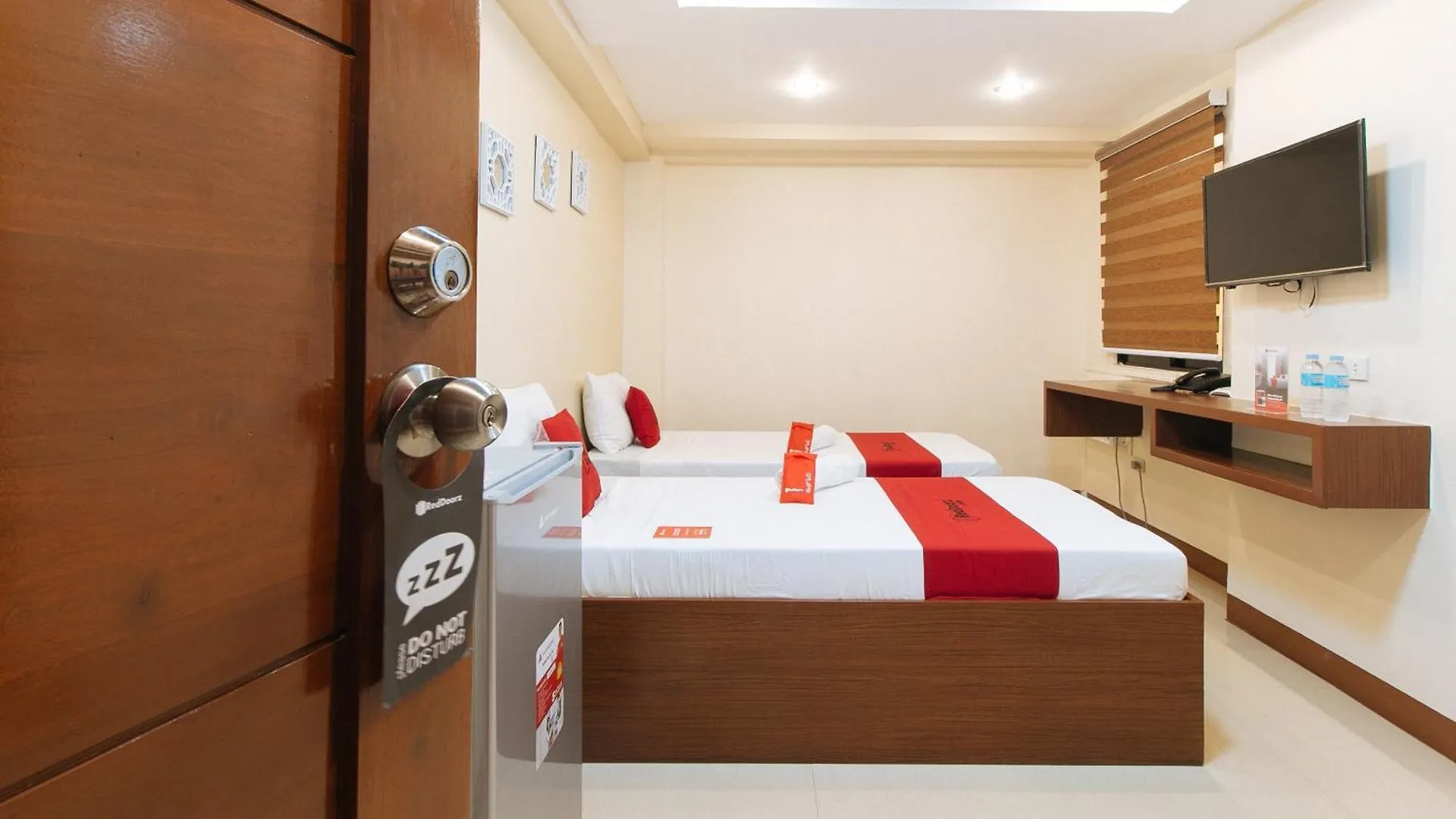 Отель Reddoorz Plus Near Uptown Bgc Mall Тагиг