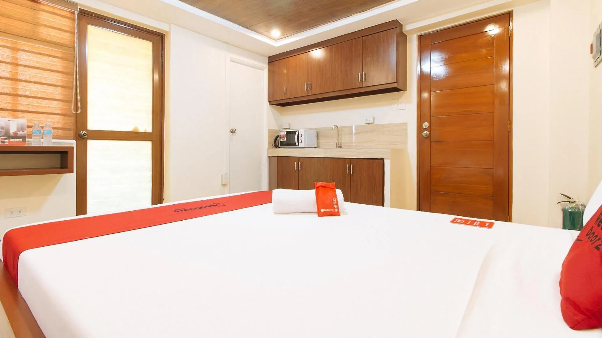 Отель Reddoorz Plus Near Uptown Bgc Mall Тагиг