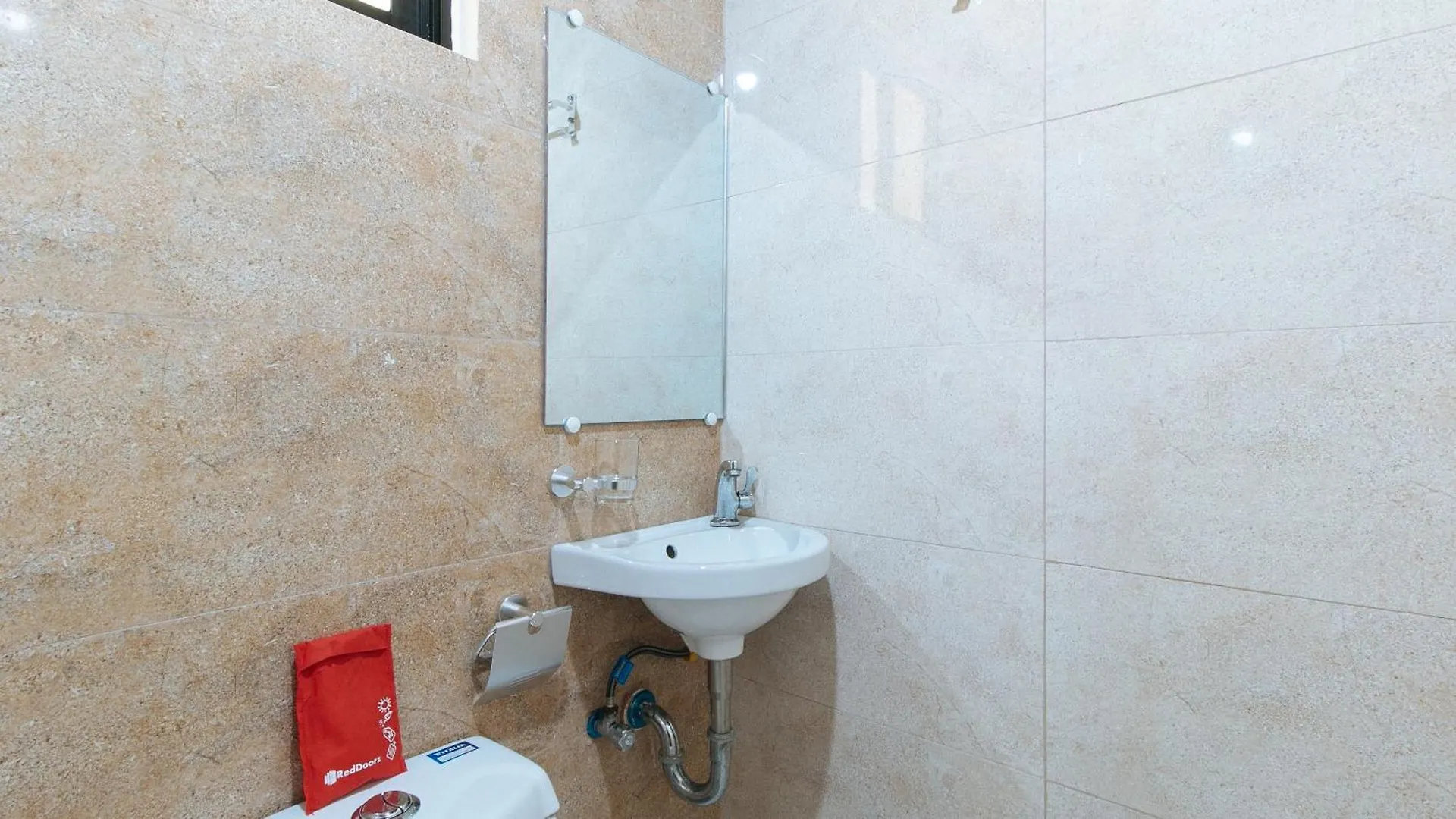 Reddoorz Plus Near Uptown Bgc Mall Тагиг 3*,