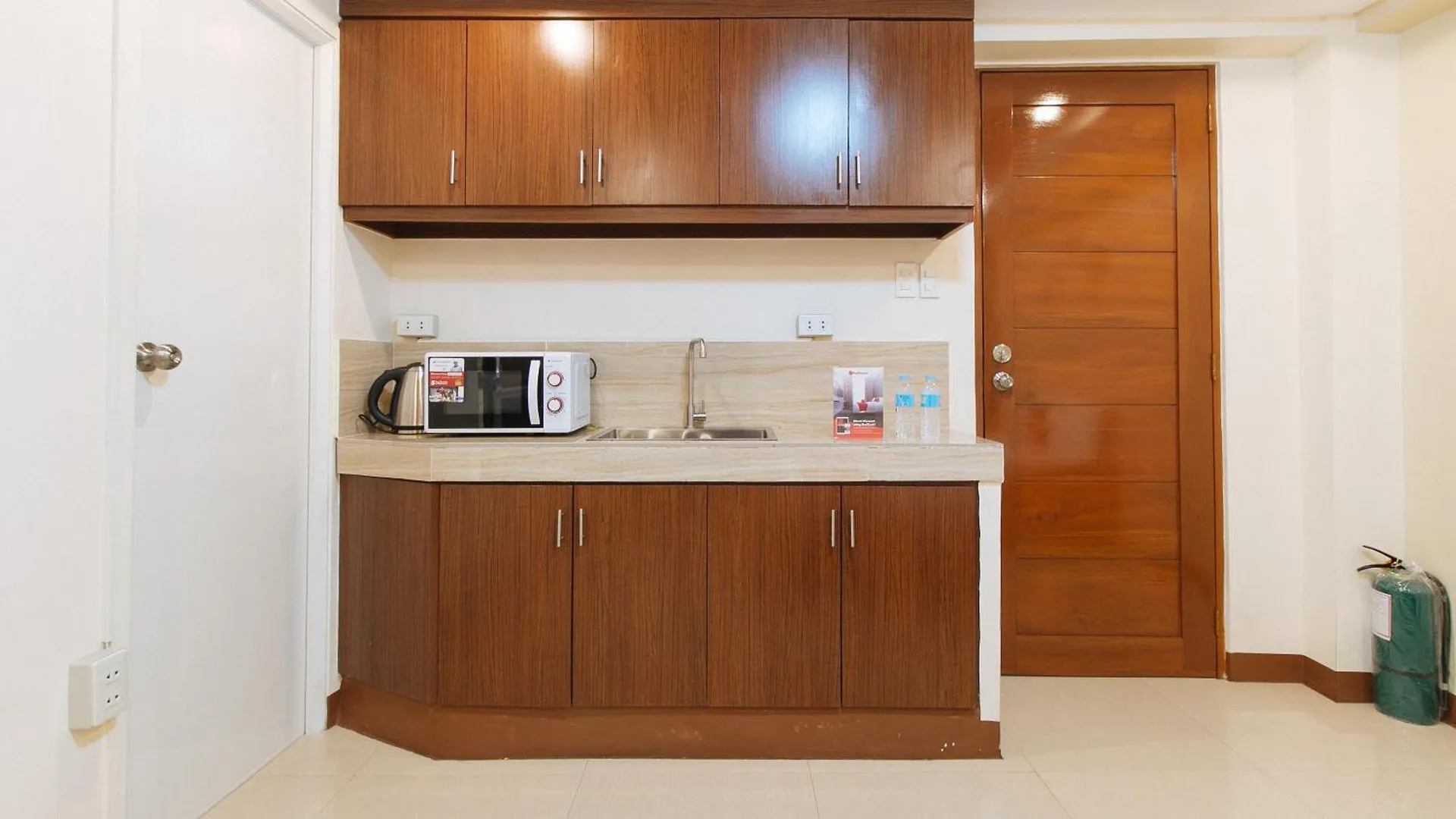 Отель Reddoorz Plus Near Uptown Bgc Mall Тагиг