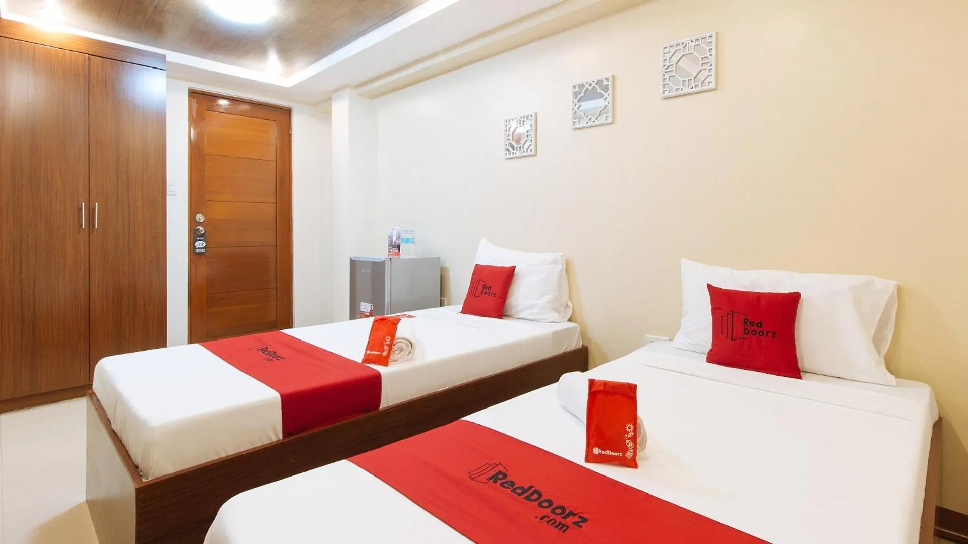 Reddoorz Plus Near Uptown Bgc Mall Taguig 3*,  Philippines