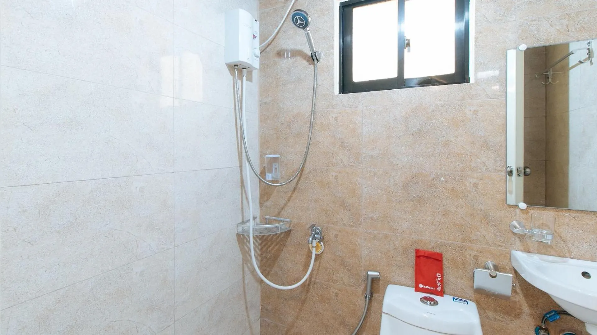 Reddoorz Plus Near Uptown Bgc Mall Taguig Hotel