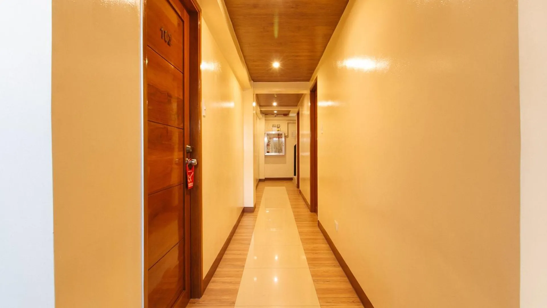 Reddoorz Plus Near Uptown Bgc Mall Taguig Hotel
