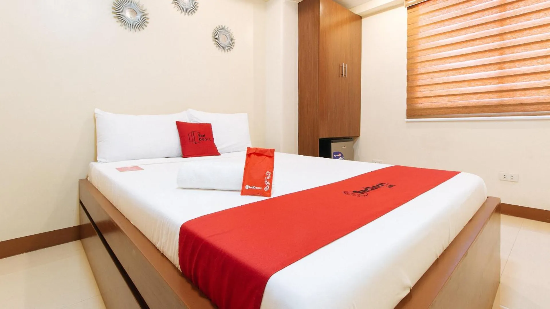 Reddoorz Plus Near Uptown Bgc Mall Taguig 3*,